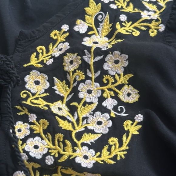 Luna Moon | Yellow and White Floral Embroidered Black Blouse Size Large - Picture 6 of 13